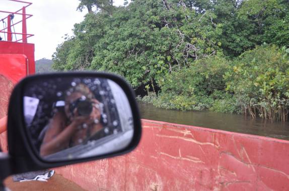 Fotografando a densa mata guianense, um pouco antes de chegar à Saint Georges, na Guiana Francesa